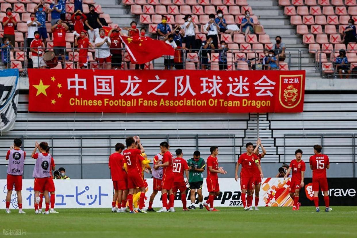 包含亚洲杯战术革新取得奇效，引发战术热潮的词条