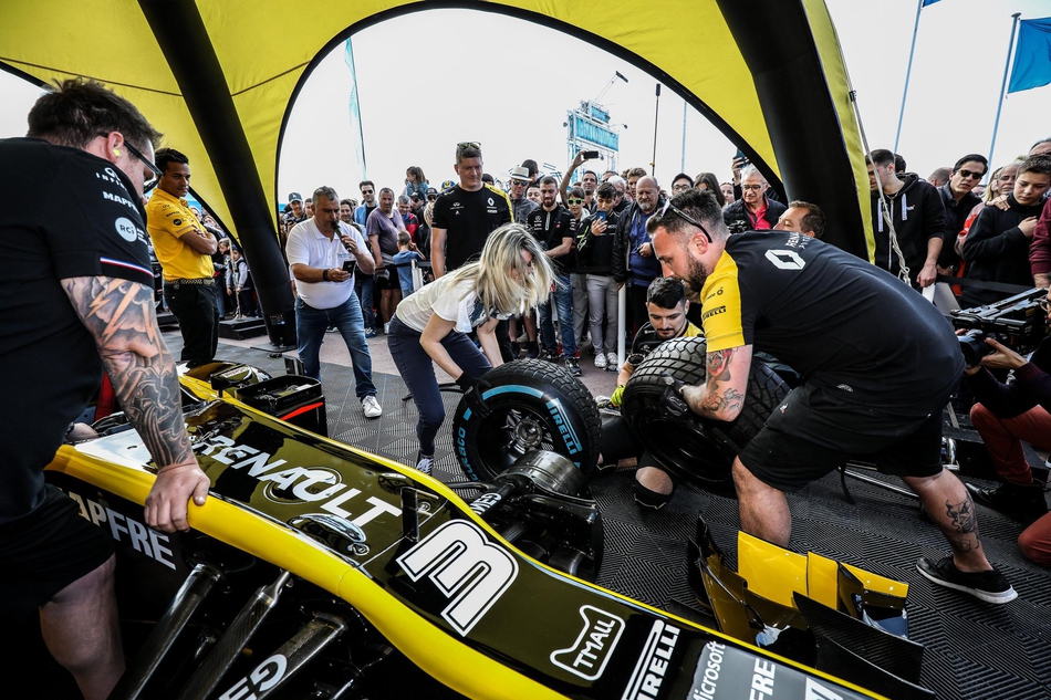 包含雷诺车队横扫梅赛德斯，塞恩斯扛起全队的词条