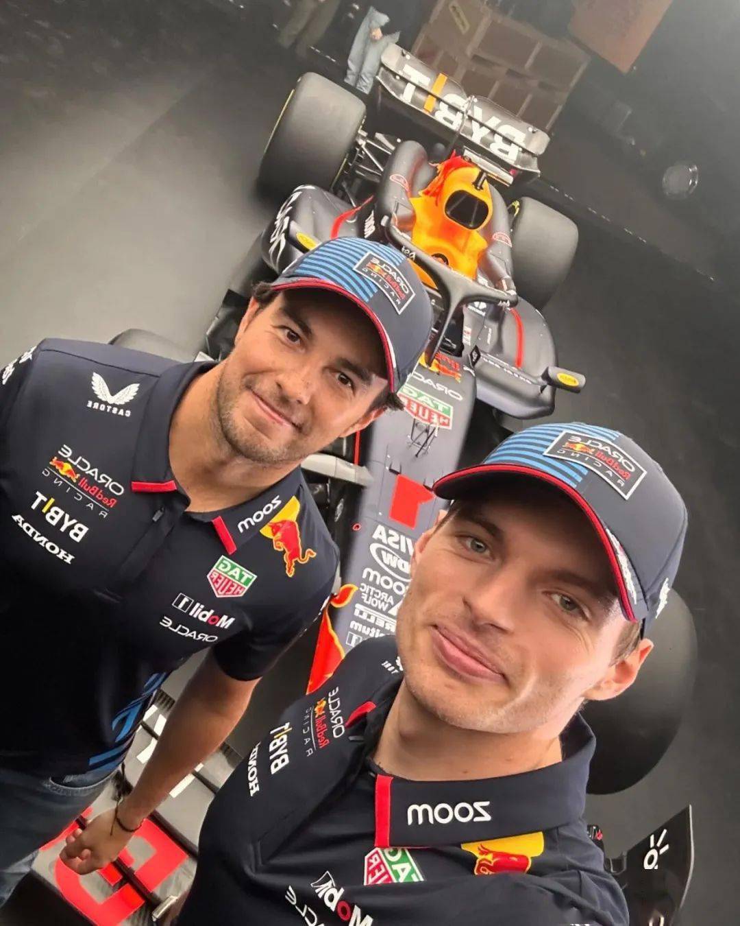 红牛车队力克红牛二队，汉密尔顿高光表现