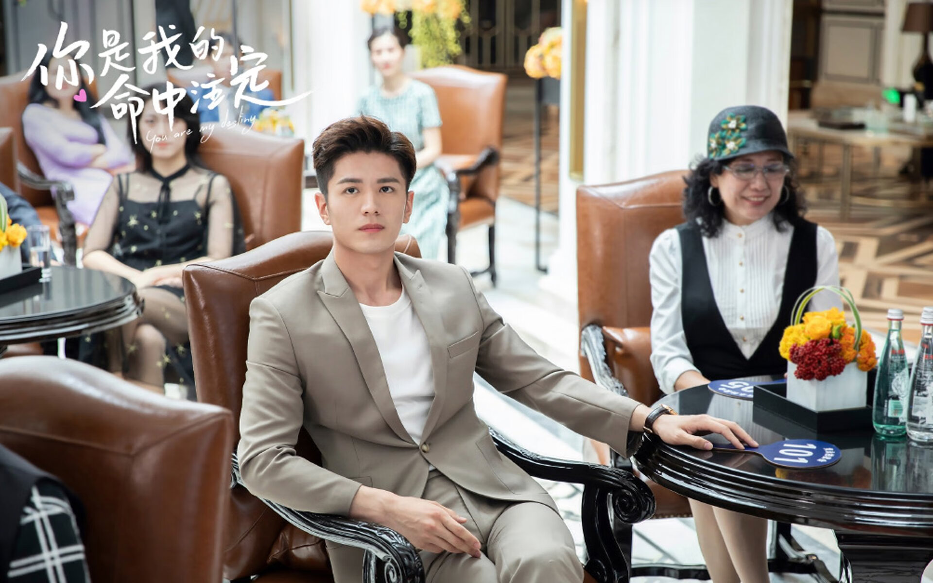 历史，跪在了他的脚下